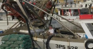 Bir istiridye tırmık, özel türde bir balıkçı teknesine