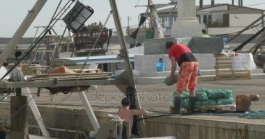 Balıkçılar Cattolica liman rıhtımda kaldırma