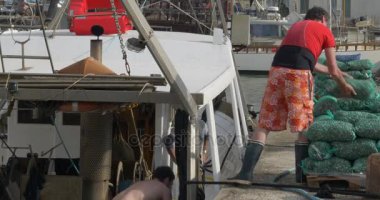 Balıkçılar Cattolica liman rıhtımda kaldırma