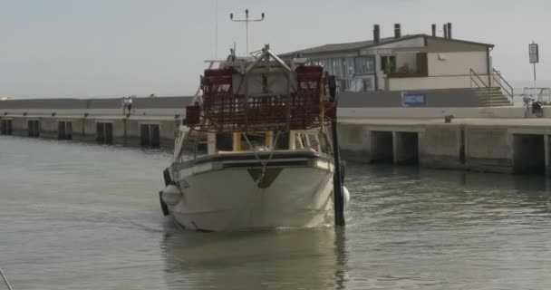 蛤蜊疏通，一种特殊类型的拖网渔船 — 图库视频影像