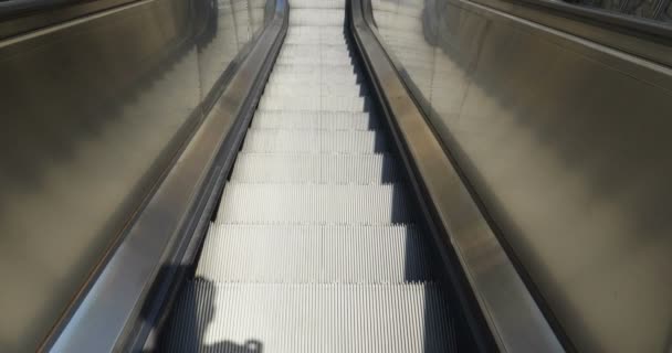 Feche Escada Rolante Subindo Para Andar Superior — Vídeo de Stock