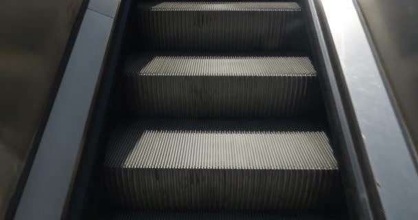 Закрыть Эскалатор Переход Верхний Этаж — стоковое видео
