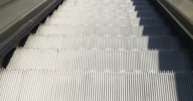 Yürüyen merdiven yakın çekim. Üst kata kadar hareketli.