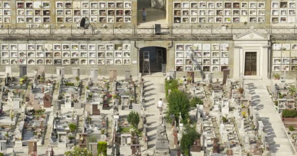 Grabsteine Und Kolumbariummauer Auf Einem Alten Friedhof — Stockvideo