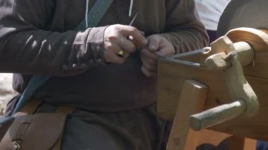 28 Temmuz 2017 Arezzo (İtalya savaşını bir ortaçağ sırasında deriyle çalışan bir usta yakın çekim)