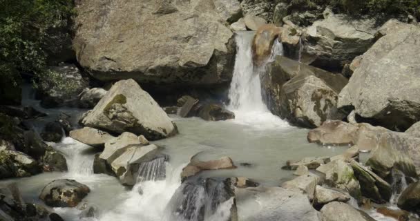 Een Kleine Kreek Stroomt Tussen Rotsen Bergen Slowmotion — Stockvideo