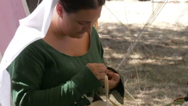 Arezzo Italie Juillet 2017 Une Femme Vêtue Vêtements Médiévaux Faisant — Video