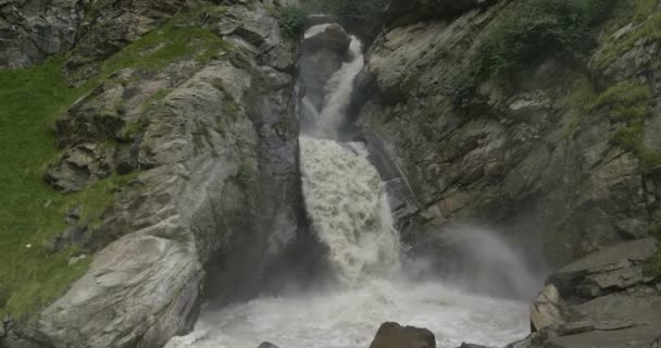 里约热内卢 Ridanna 在意大利阿尔卑斯山的白水溪 — 图库视频影像