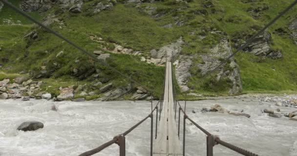 Hängbro Över Rio Ridanna Forsande Bäck Italienska Alperna — Stockvideo