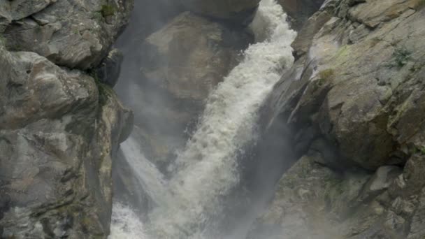 意大利阿尔卑斯山的瀑布 — 图库视频影像