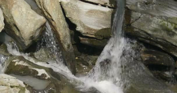 一条小溪在山中的岩石间流动 慢动作 — 图库视频影像