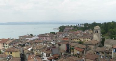 Panoramik havadan görünümü üzerinde tarihsel Sirmione şehir Garda Gölü, İtalya