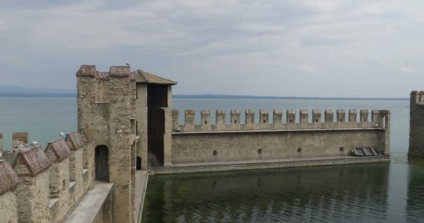 Sirmione Castle Středověké Pevnosti Starobylém Městě Sirmione Jezero Garda Itálie — Stock video
