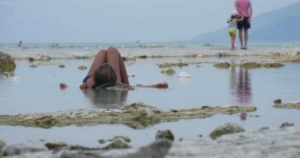 Młoda Kobieta Bierze Kąpiel Naturalnych Wodach Termalnych — Wideo stockowe