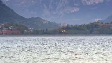 Pusiano, İtalya - Ekim 2017: Yangın söndürme uçak Canadair gölden Como yakınındaki dağlarda acil yangın sırasında tekrar su doldurma ișlemi