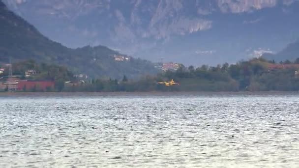 Pusiano Italien Oktober 2017 Brandbekämpning Flygplan Canadair Påfyllning Från Sjön — Stockvideo