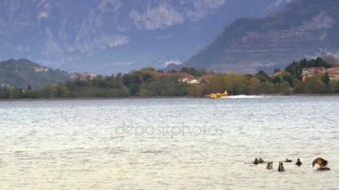 Pusiano, İtalya - Ekim 2017: Yangın söndürme uçak Canadair gölden Como yakınındaki dağlarda acil yangın sırasında tekrar su doldurma ișlemi