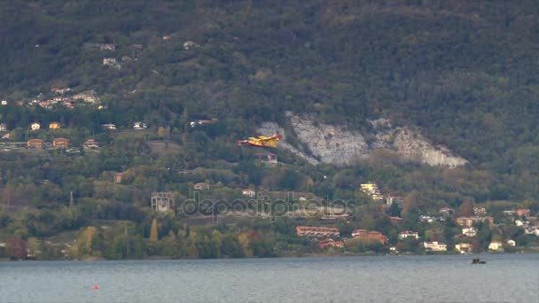 Pusiano イタリア 2017 消防航空機カナディアからの補充湖コモ近くの山に緊急火災時に — ストック動画