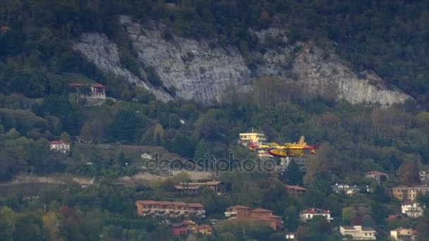 Pusiano 意大利 2017年10月 消防飞机 Canadair 在科莫附近山区的火灾紧急情况下从湖中重填 — 图库视频影像