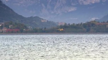 Pusiano, İtalya - Ekim 2017: Yangın söndürme uçak Canadair gölden Como yakınındaki dağlarda acil yangın sırasında tekrar su doldurma ișlemi