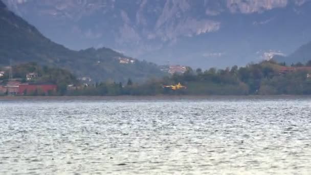 Pusiano 意大利 2017年10月 消防飞机 Canadair 在科莫附近山区的火灾紧急情况下从湖中重填 — 图库视频影像