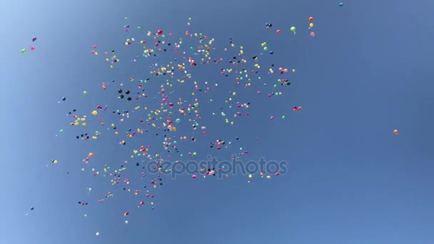 Balões Coloridos Voando Céu Blu — Vídeo de Stock