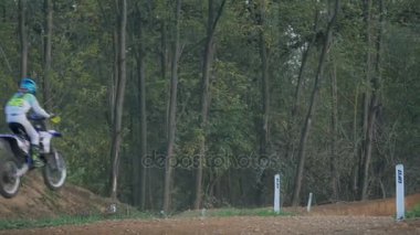 Bir motokros biniciler yavaş çekimde atlar