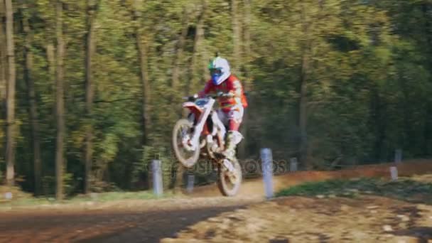 Motocross Piloto Salta Decola Sobre Pista — Vídeo de Stock