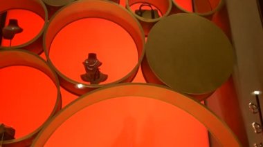 Kırmızı bir arka plan üzerinde kadın mankenler