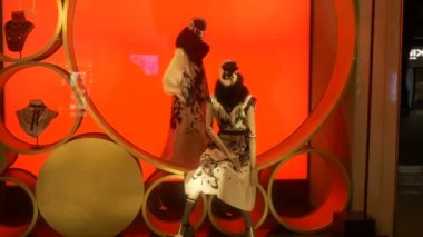 Kırmızı bir arka plan üzerinde kadın mankenler