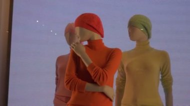 Gürültü video arka plan üzerinde renkli kadın mankenler