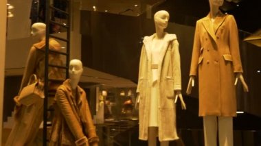 Moda Dükkanı vitrin merdivenlerde yakınındaki zarif kadın mankenler
