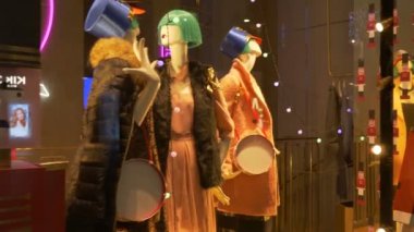 Oyuncak kadın mankenler ve büyük oyuncak askerler bir moda Dükkanı vitrin