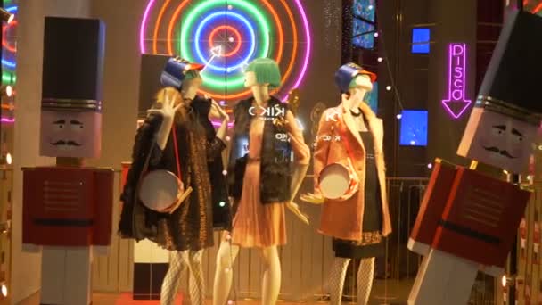 Speelgoed Vrouwelijke Mannequins Grote Toy Soldaten Een Mode Winkel Showcase — Stockvideo