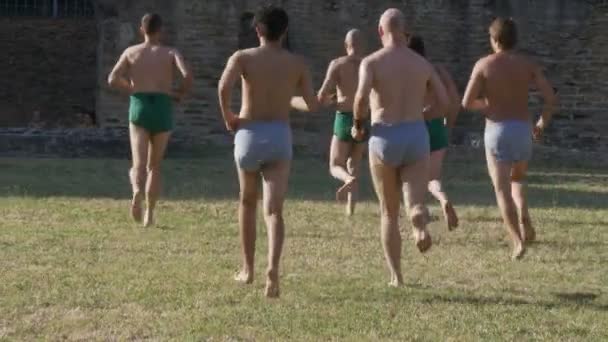 July 2017 Arezzo Italy Ancient Roman Pentathlon Athletes Reenactment Back — Stock Video
