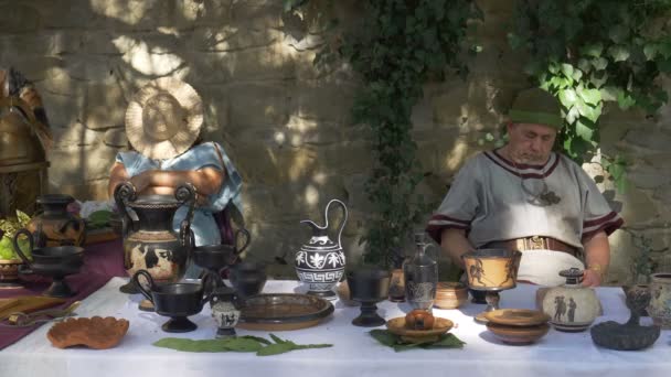 Gli Antichi Romani Vicino Alle Loro Ceramiche Durante Rievocazione Back — Video Stock
