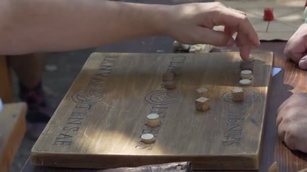 Young Romans Spelen Een Dobbelstenen Spel Tijdens Enactment Back Time — Stockvideo