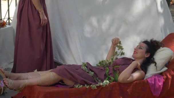 Uma Bela Mulher Romana Sofá Durante Reencenação Back Time Julho — Vídeo de Stock
