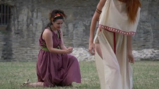 Mulheres Romanas Realizando Uma Dança Erótica Antiga Durante Reencenação Back — Vídeo de Stock