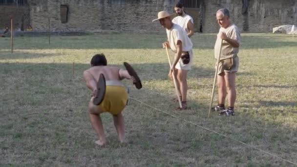 Een Atleet Van Oude Romeinse Vijfkamp Springen Slow Motion Tijdens — Stockvideo