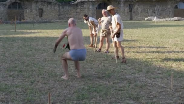 Sportowiec Starożytnych Rzymskich Pięcioboju Skoki Zwolnionym Tempie Podczas Rekonstrukcji Back — Wideo stockowe