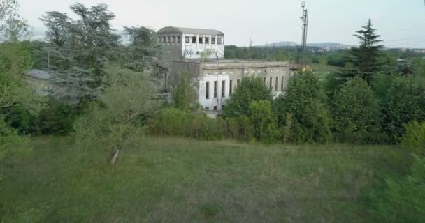 Caminhando dentro do edifício abandonado — Vídeo de Stock