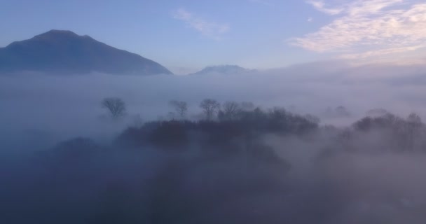 Vuela por encima de Foggy Valley — Vídeo de stock