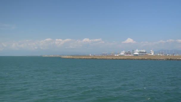 Livorno hafen wellenbrecher kreuzfahrtschiff kran — Stockvideo