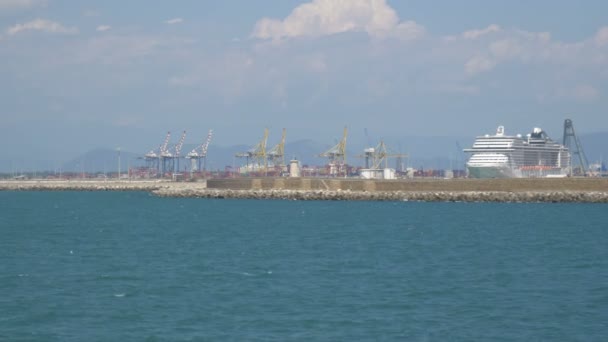 Livorno hamn Breakwater Kryssningsfartyg Kran — Stockvideo