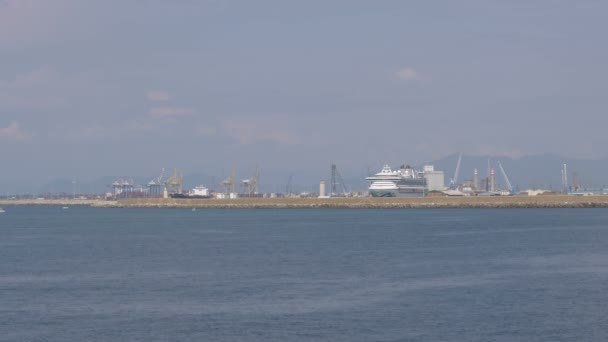 Livorno hafen wellenbrecher kreuzfahrtschiff kran — Stockvideo