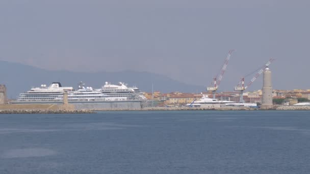 Livorno Port Breakwater Cruise Ship Crane — Stockvideo