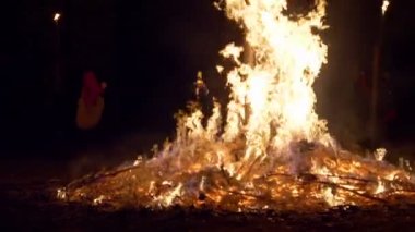 Macabre Dans ve Şenlik Ateşi Yavaş Çekim