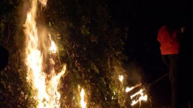 Cadı Şenlik Ateşi Yavaş Hareketi