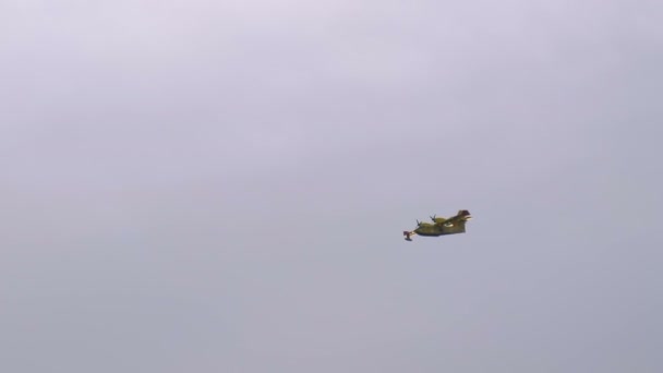 Канадаирский пожарный самолет Облачное небо — стоковое видео